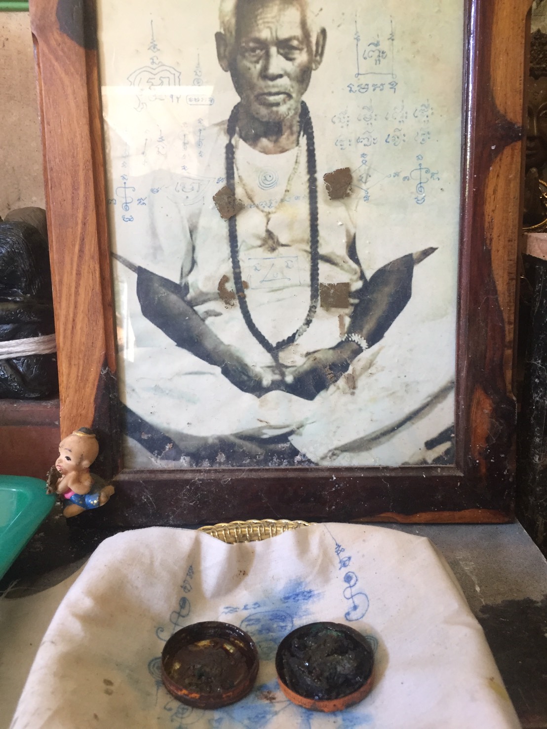 สีผึ้งพรายแม่น้ำฝน ด้านในมีกะโหลกหน้าผากพรายแม่น้ำฝน