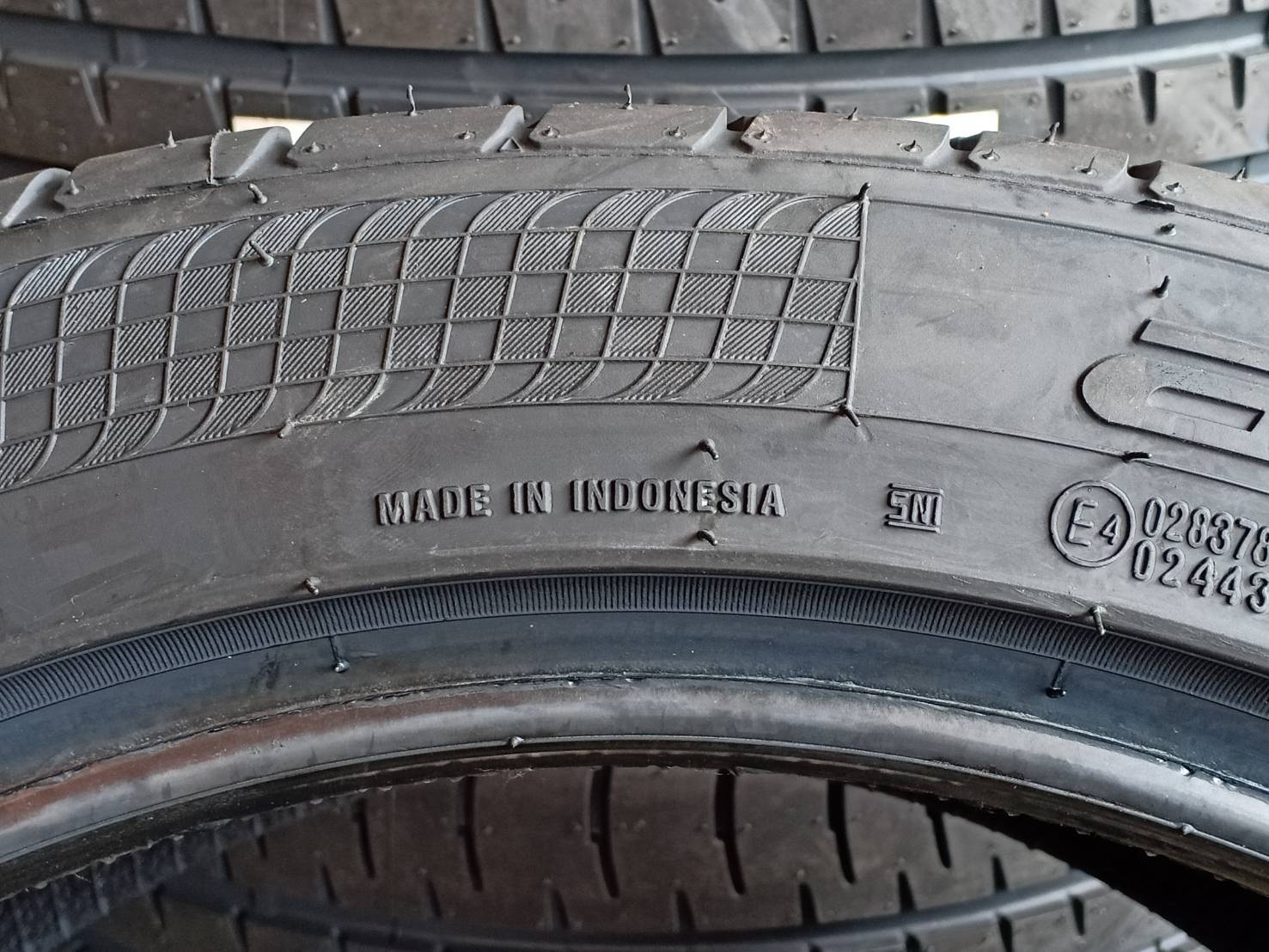 ACCELERA PHI 255/40ZR18 ยางปี20 ราคาพิเศษ เส้นละ 3,500 บาท