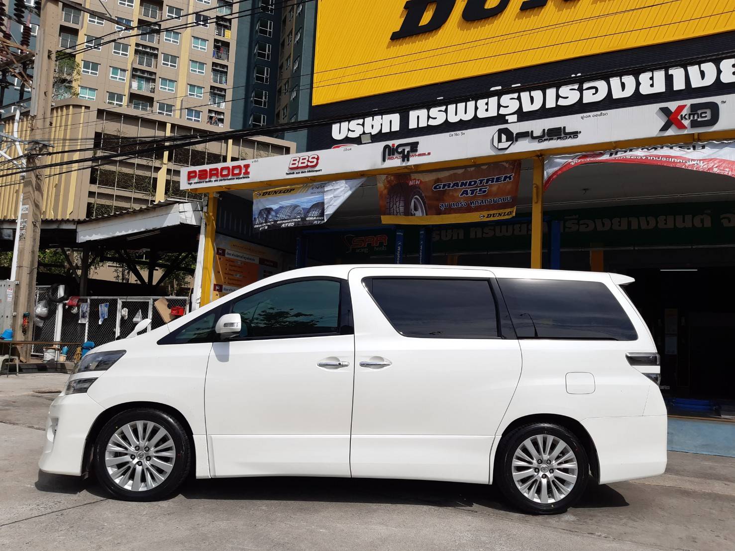 DUNLOP LM705 235/50R18 ยางญี่ปุ่นปี19 ลดราคาพิเศษ