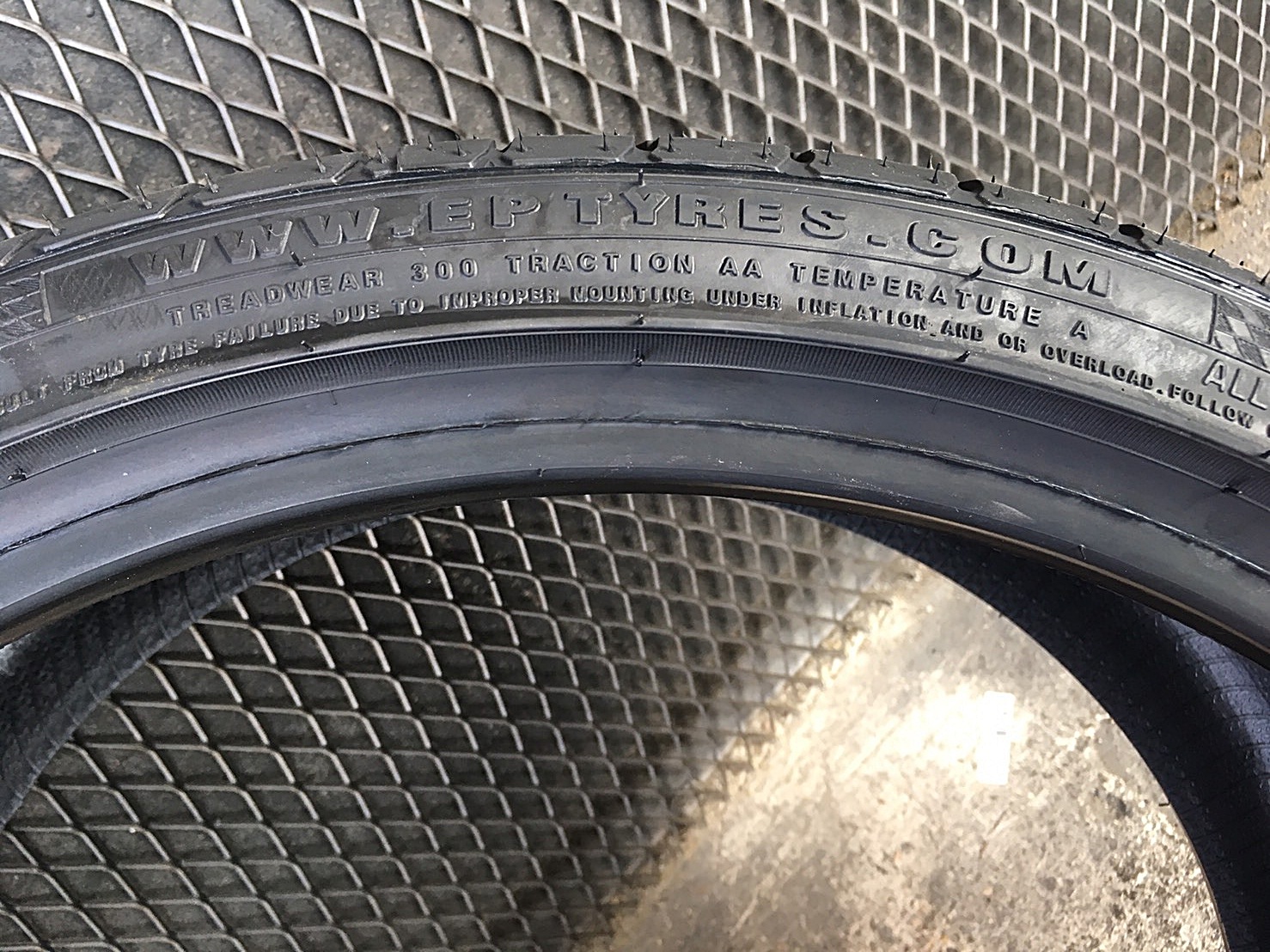 ACCELERA PHI 225/35ZR20 ยางปี19