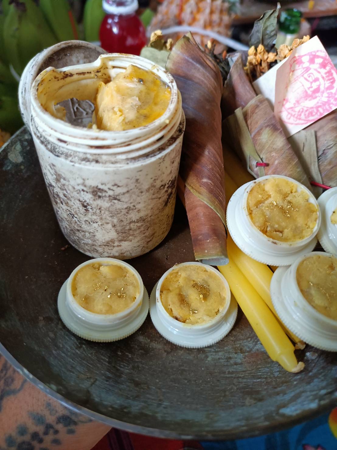 ⭕️ สีผึ้งมหาเสน่ห์ผสมน้ำมันพรายยุคต้น พบในย่าม หลวงปู่ชื่น วัดตาอี