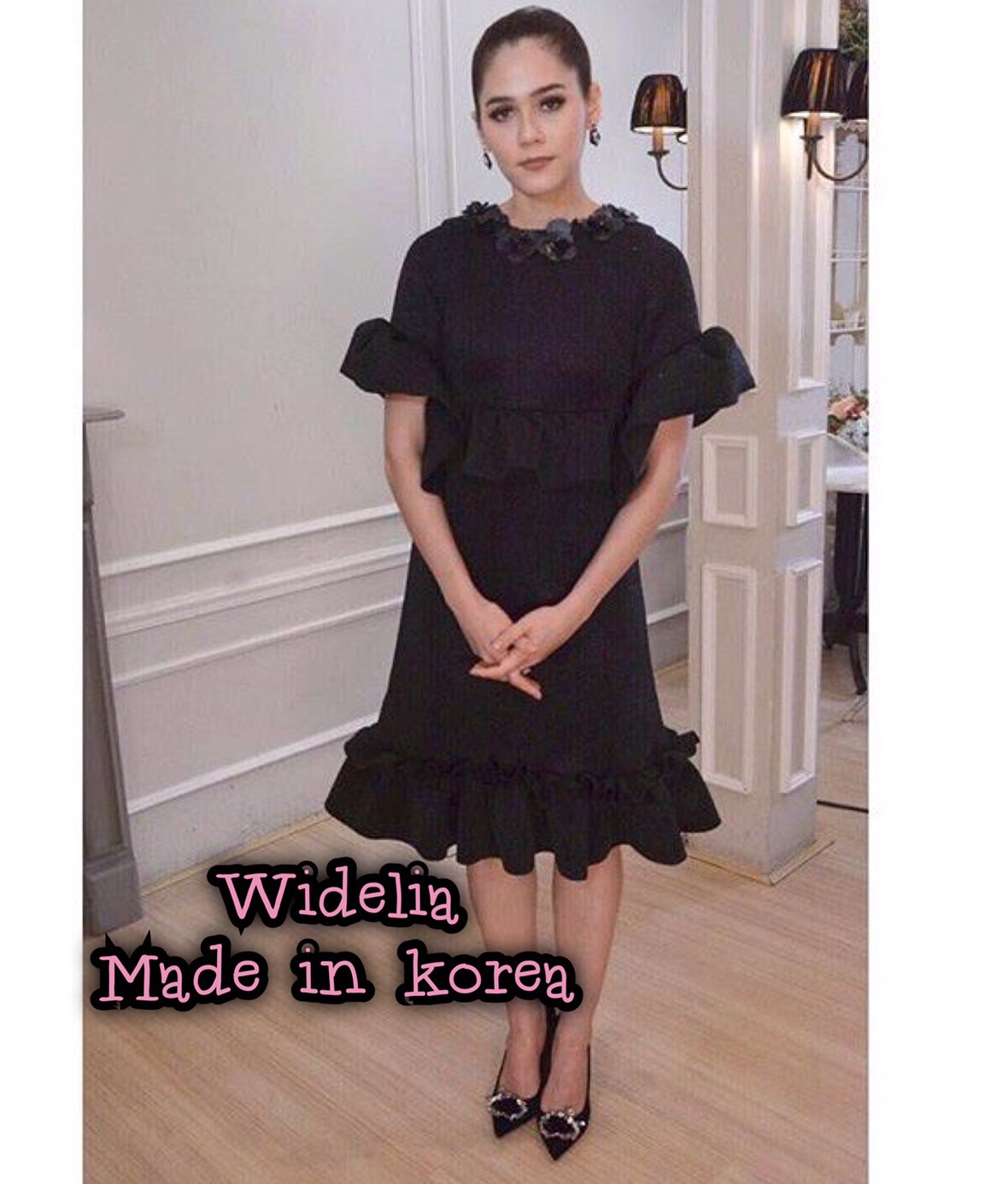 *พร้อมส่ง*T and TDress :: เดรสแขนสั้นตัวสวยแสนหวาน คอกลมแต่งดอกไม้รอบคอ