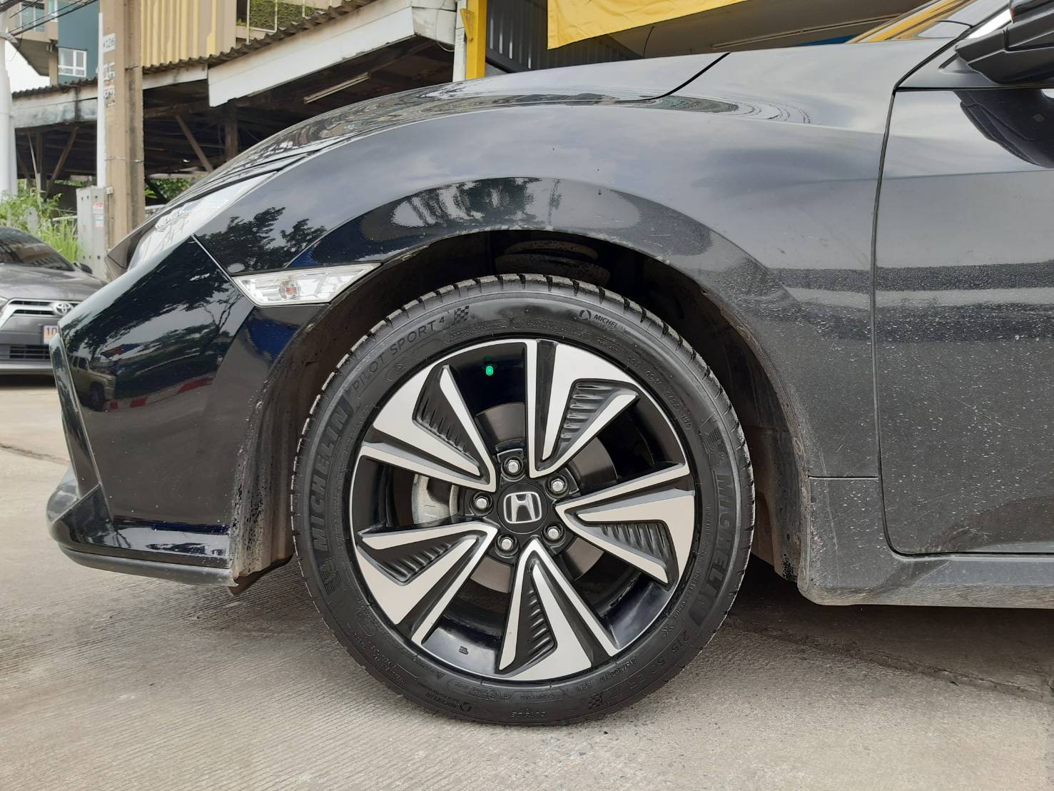MICHELIN PILOT SPORT4 215/50ZR17 ยางใหม่ราคาพิเศษ