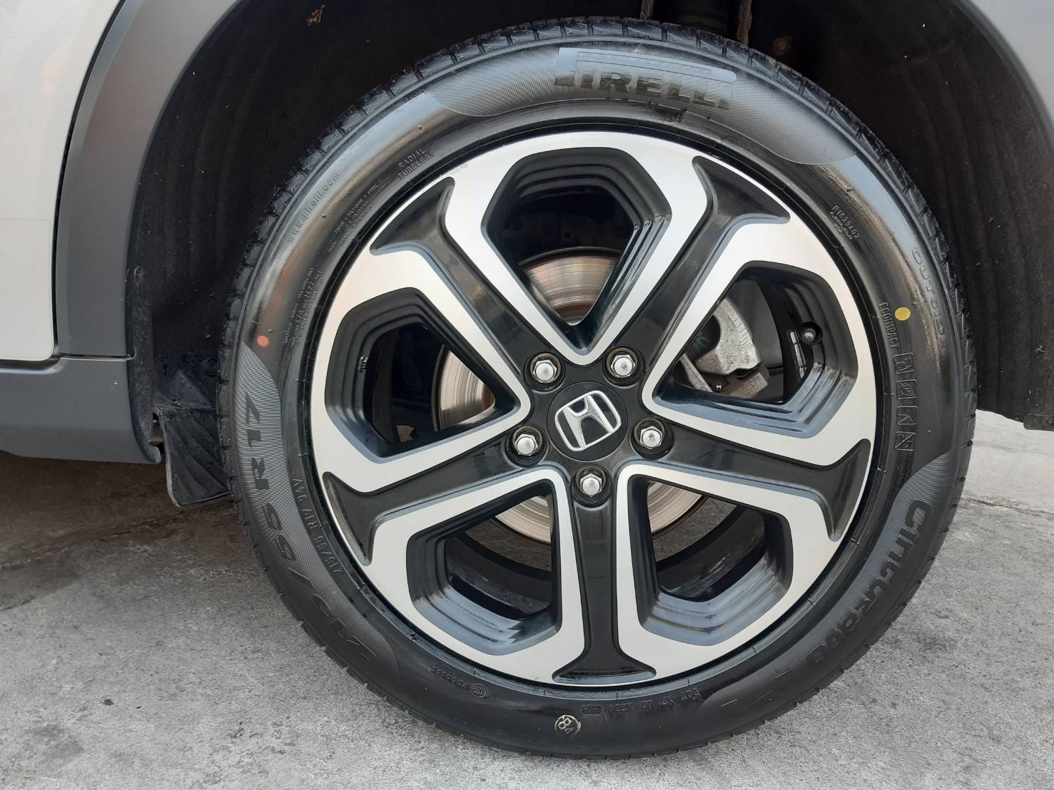 PIRELLI CINTURATO P1 215/55R17 ยางปี19 ราคาพิเศษ