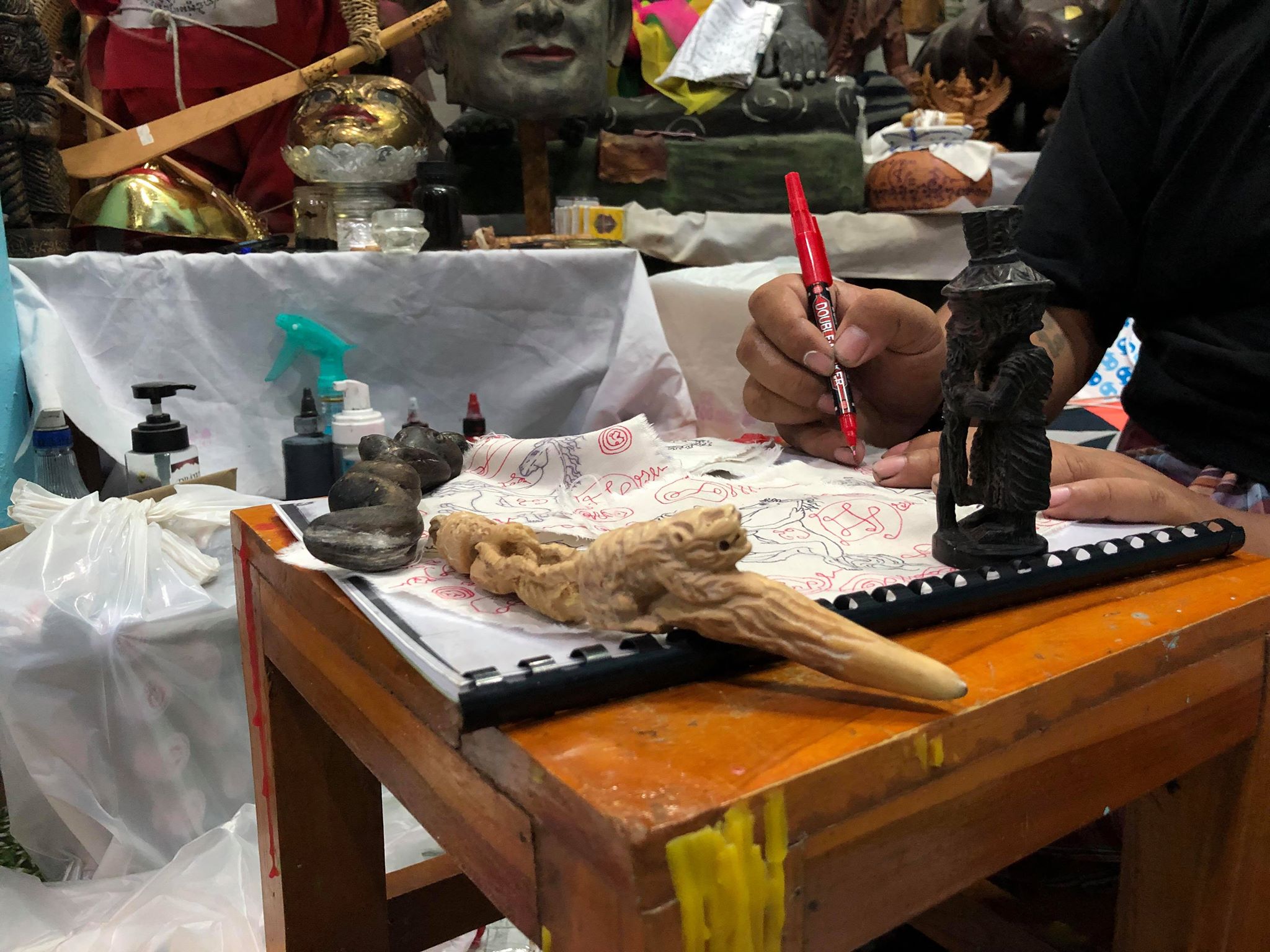 ผ้ายันต์ม้าเสพนาง จารบนผ้าปูเตียงโรงแรม