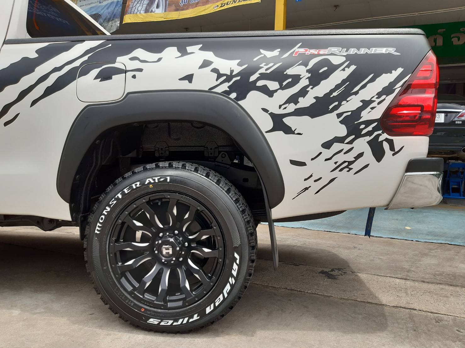 HAMMER HM8 ขอบ18x9.5 ET+20 6x139.7 MBS