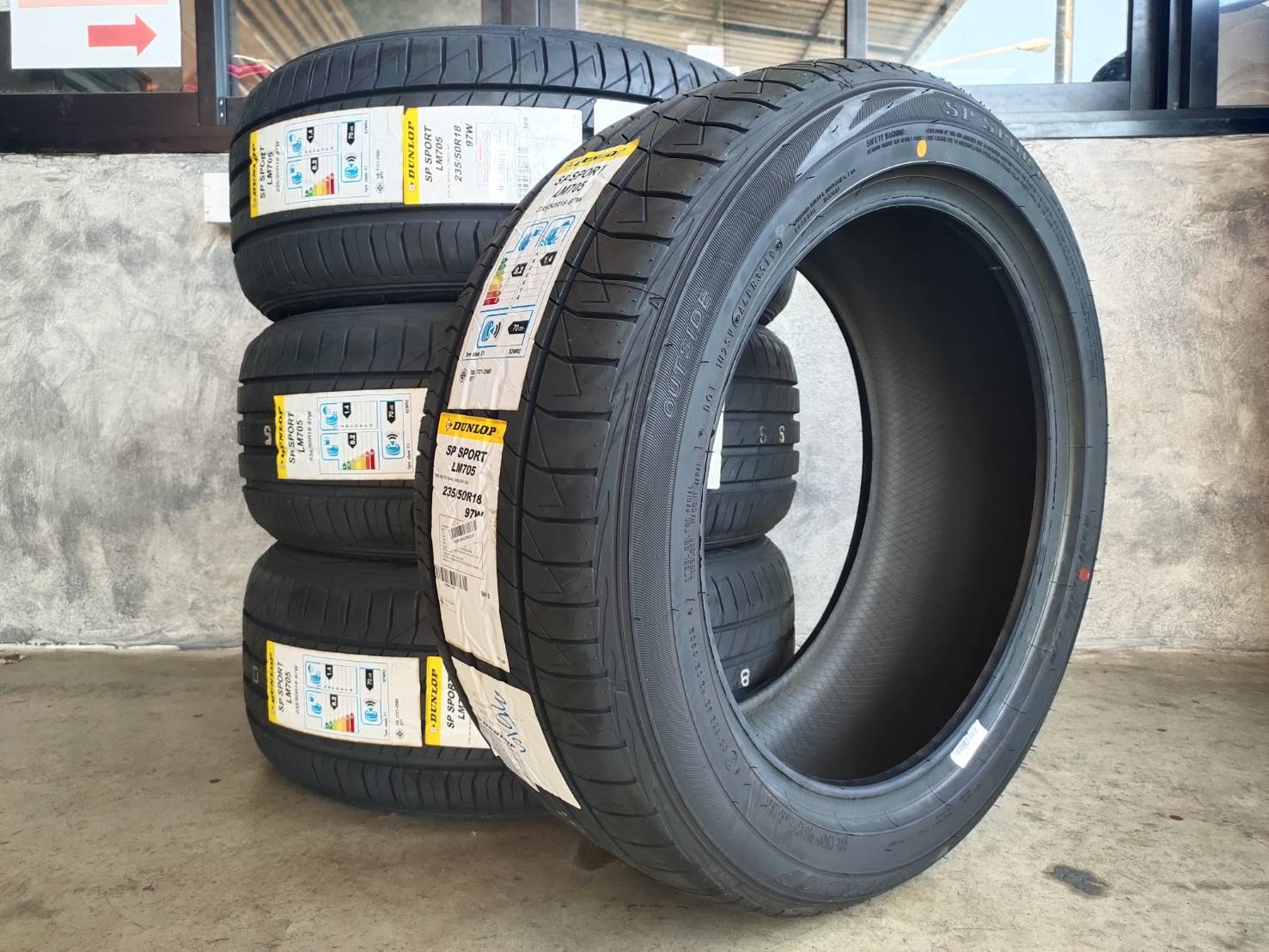 DUNLOP LM705 235/50R18 ยางญี่ปุ่นปี19 ลดราคาพิเศษ