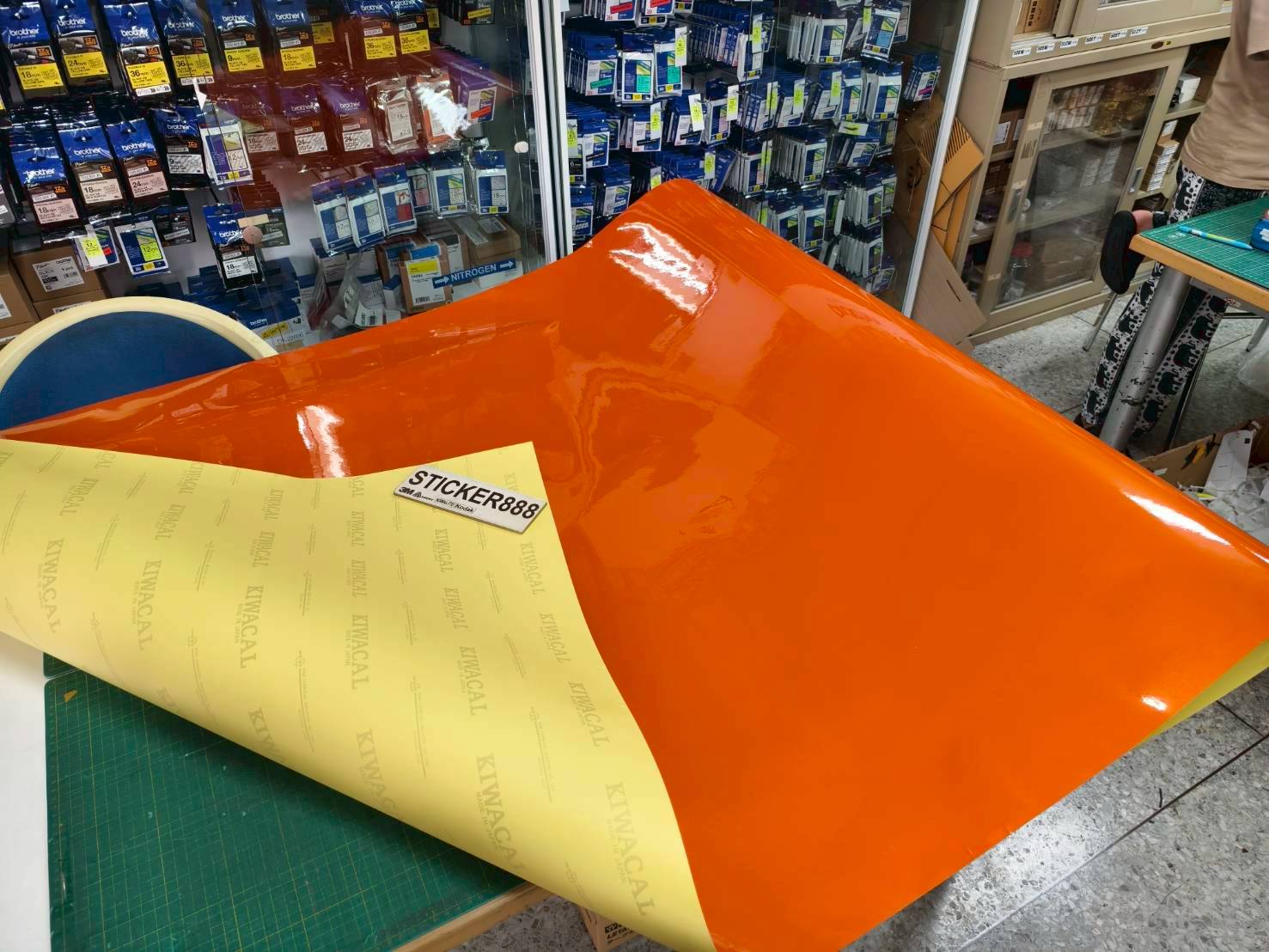 สติ๊กเกอร์สะท้อนแสง KIWALITE (ญี่ปุ่น) สีส้ม 9553 ขนาด 1240 cm x 45.7 M สติกเกอร์สี Engineer Grade KIWACAL