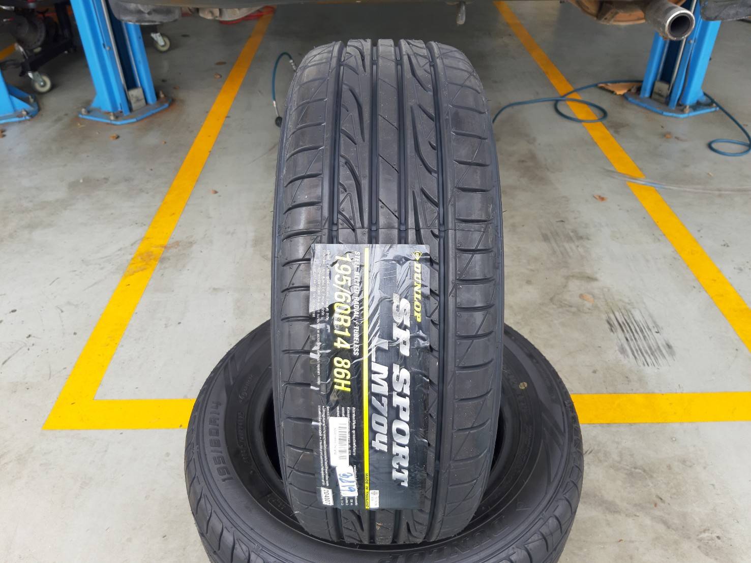 DUNLOP LM704 195/60R14 ราคาพิเศษ เส้นละ 1,900 บาท