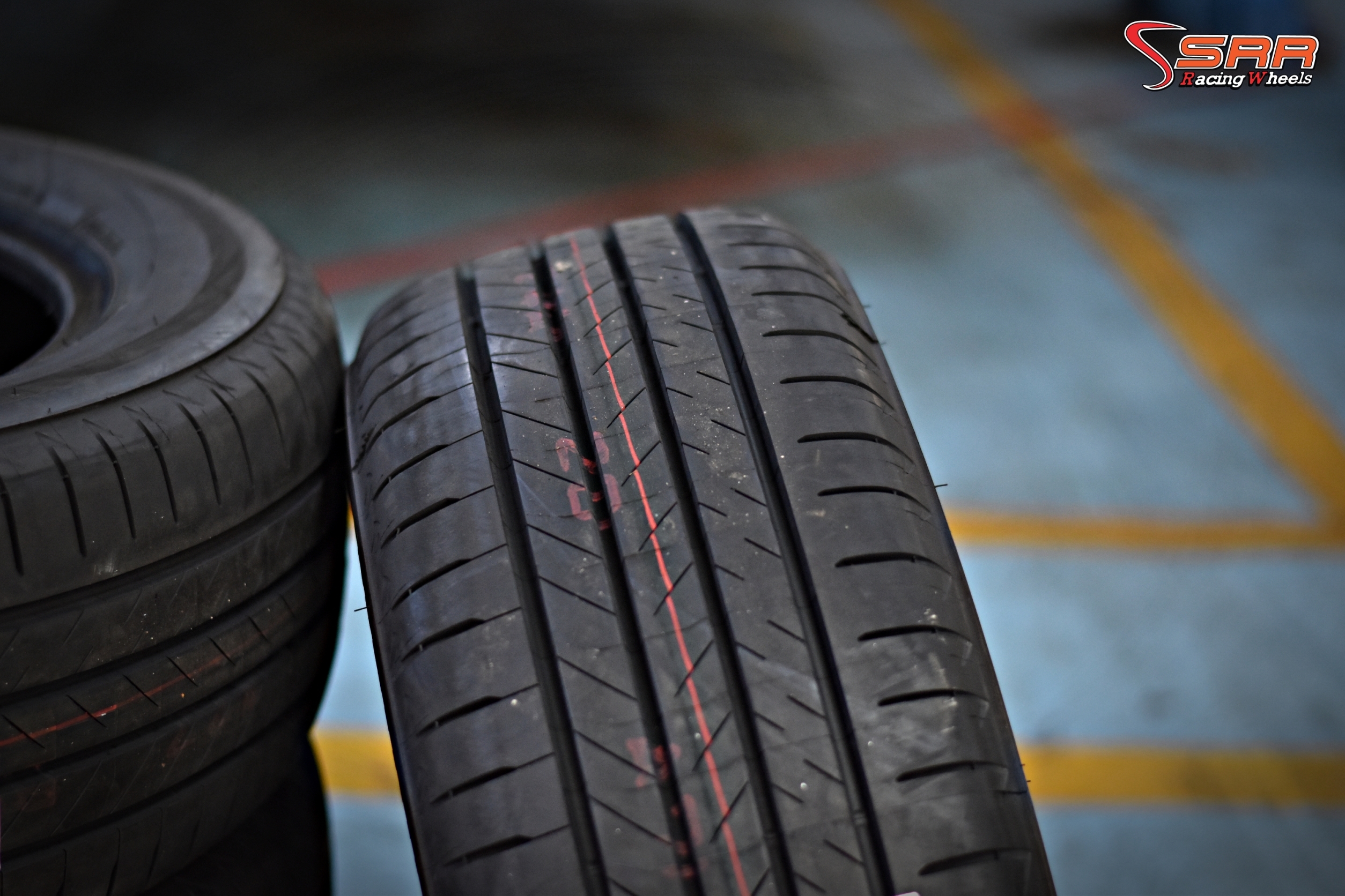 BRIDGESTONE ALENZA 001 215/60R17 ยางใหม่ ลดราคาพิเศษ