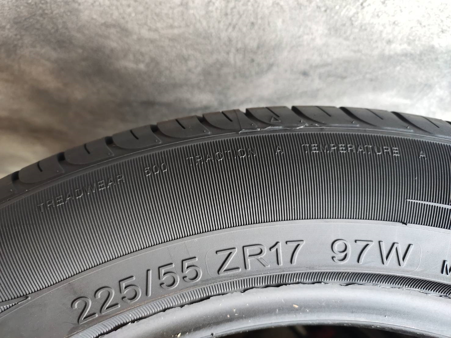 DEESTONE CARRERAS R702 225/55ZR17 ราคาพิเศษ เส้นละ 2,500 บาท