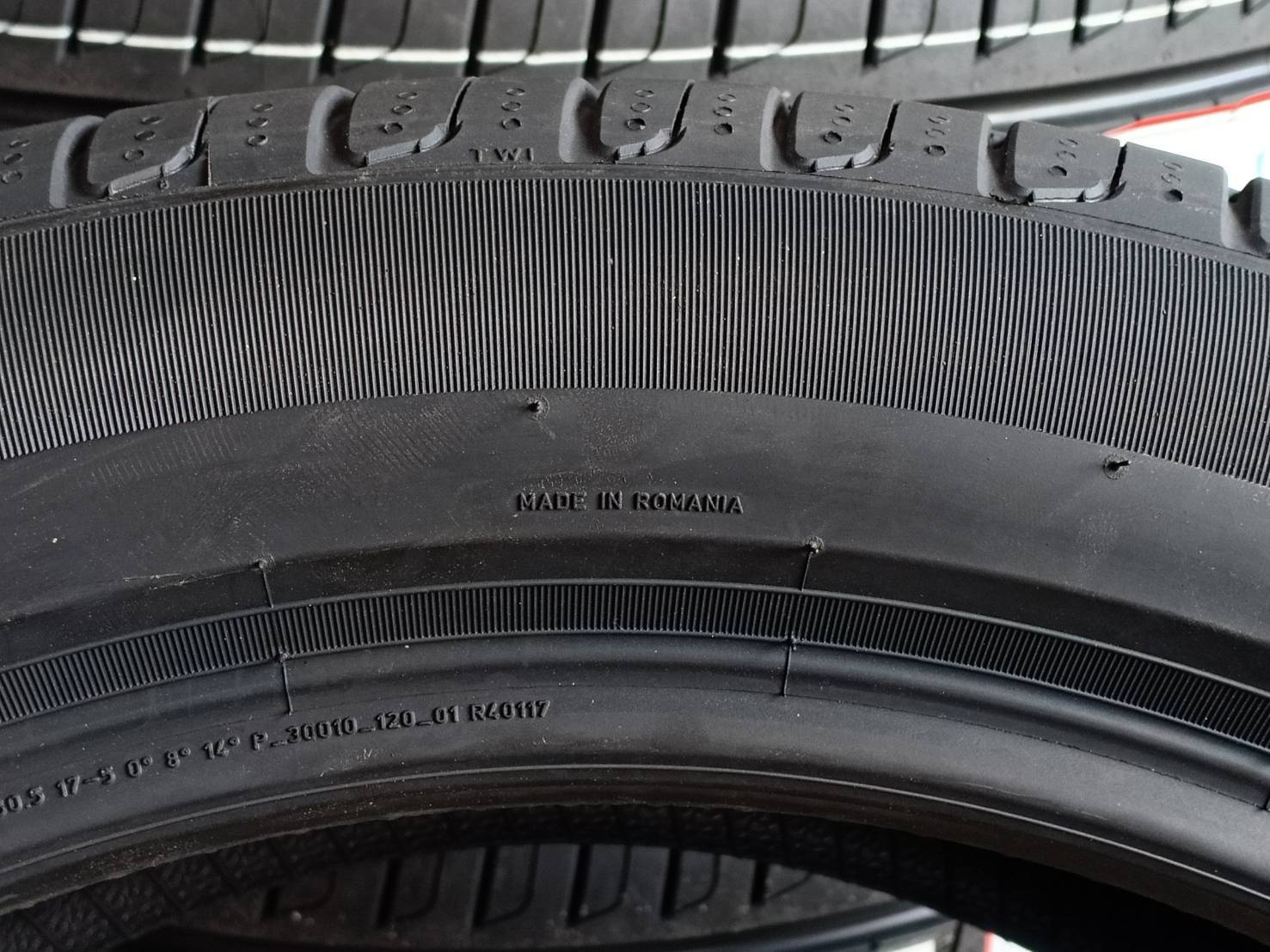 PIRELLI CINTURATO P7 R-F (MOE) 245/45R18 ยางใหม่ปี20 ราคาพิเศษ