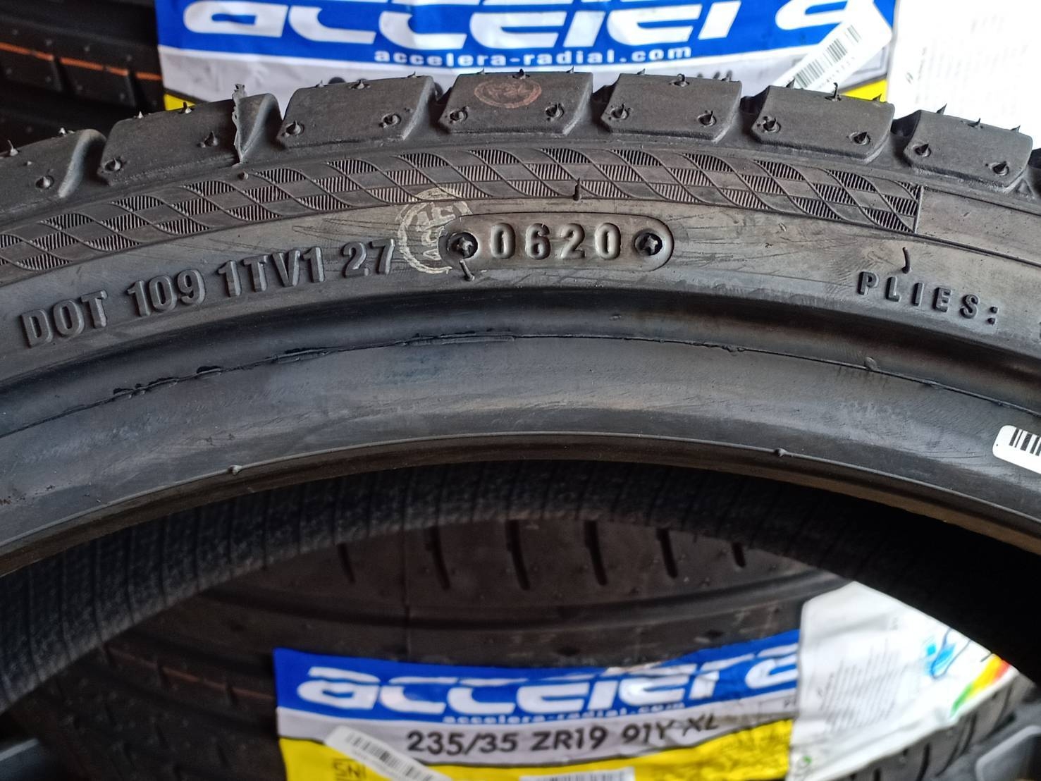 ACCELERA PHI 235/35ZR19 ยางปี20 ราคาพิเศษ เส้นละ 3,500 บาท