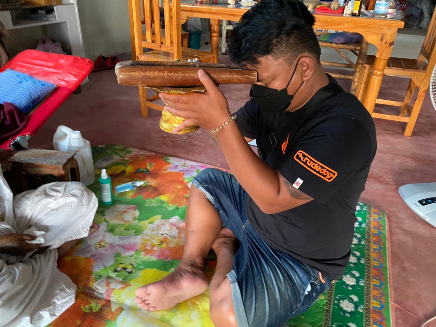 ลงตะกรุดทองคำที่แขนสองข้าง +