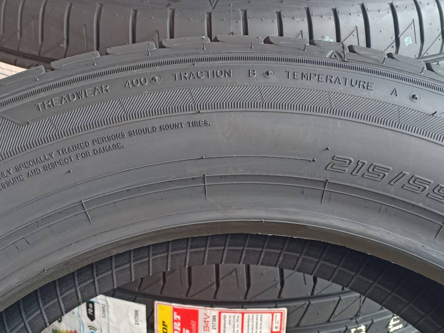 DUNLOP LM705 215/55R17 ยางปี20 ราคาพิเศษ