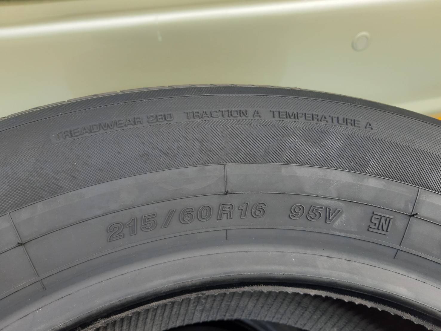 YOKOHAMA BluEarth E75 215/60R16 ยางใหม่ ปี2021 ราคาพิเศษ