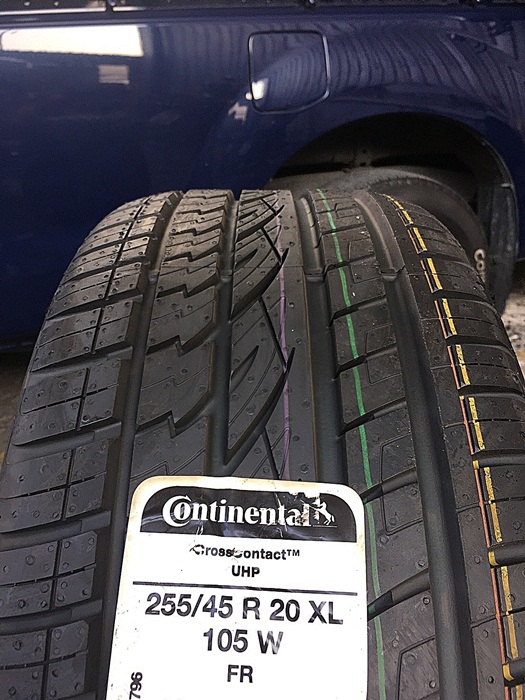 CONTINENTAL CrossContact UHP 255/45R20