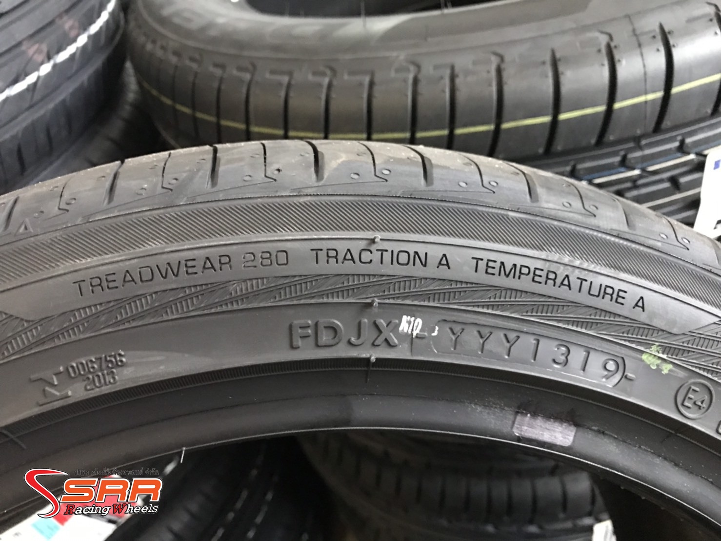 YOKOHAMA V552 245/40R18 ยางญี่ปุ่น ยางใหม่ปี19 ราคาพิเศษ