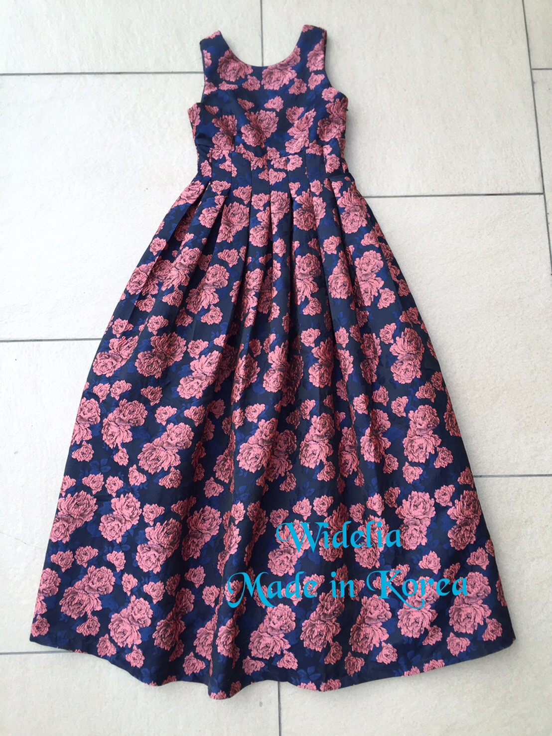 *พร้อมส่ง*Lyn around Maxi Dress แขนกุดคอกลม ช่วงบนเข้ารูปสวยกระโปรงทรงสุ่มบานจับจีบช่วงเอว ลายดอกไม้