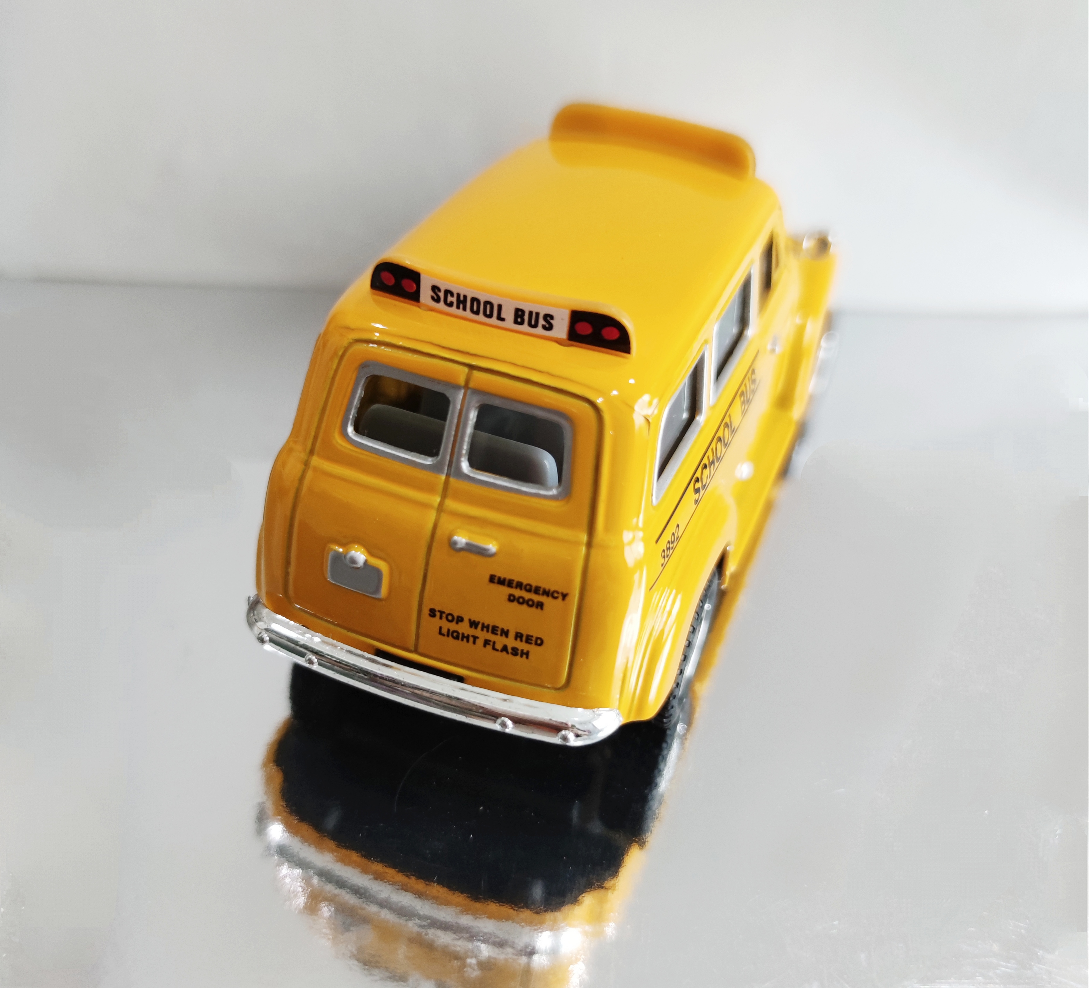 โมเดลรถเหล็ก รถโรงเรียน Chevrolet suburban school bus (ปลีก-ส่ง)