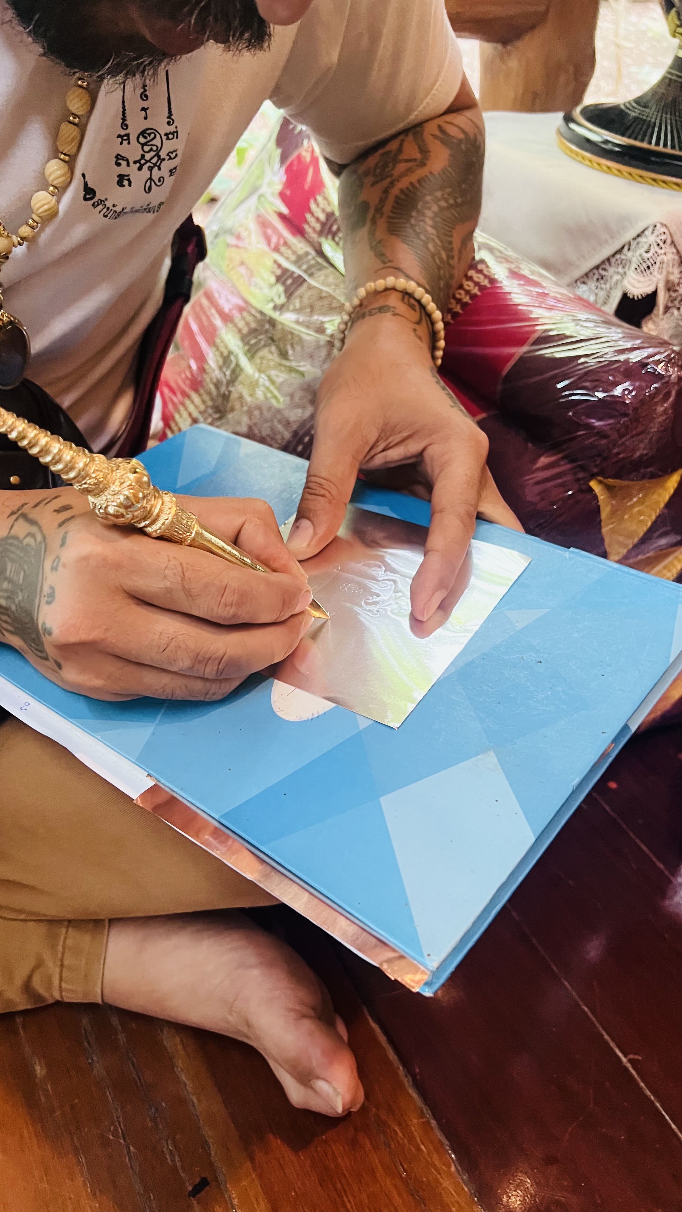 01/08/66 จารแผ่นยันต์สำหรับทำงั่ง อาจารย์เดี่ยว สำนักสักยันต์เข็มเสน่ห์บูรพา