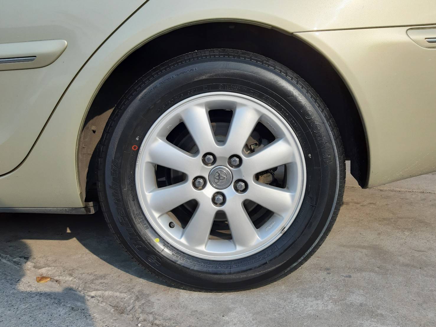 YOKOHAMA BluEarth E75 215/60R16 ยางใหม่ ปี2021 ราคาพิเศษ