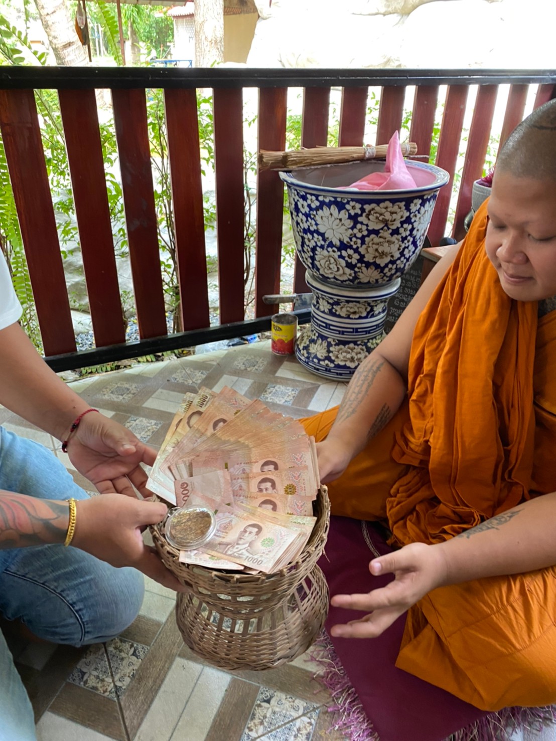 ทำบุญใหญ่ 100,000 +
