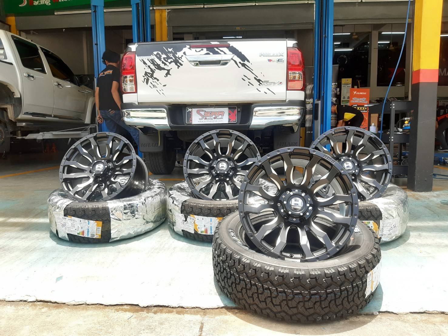HAMMER HM8 ขอบ18x9.5 ET+20 6x139.7 MBS