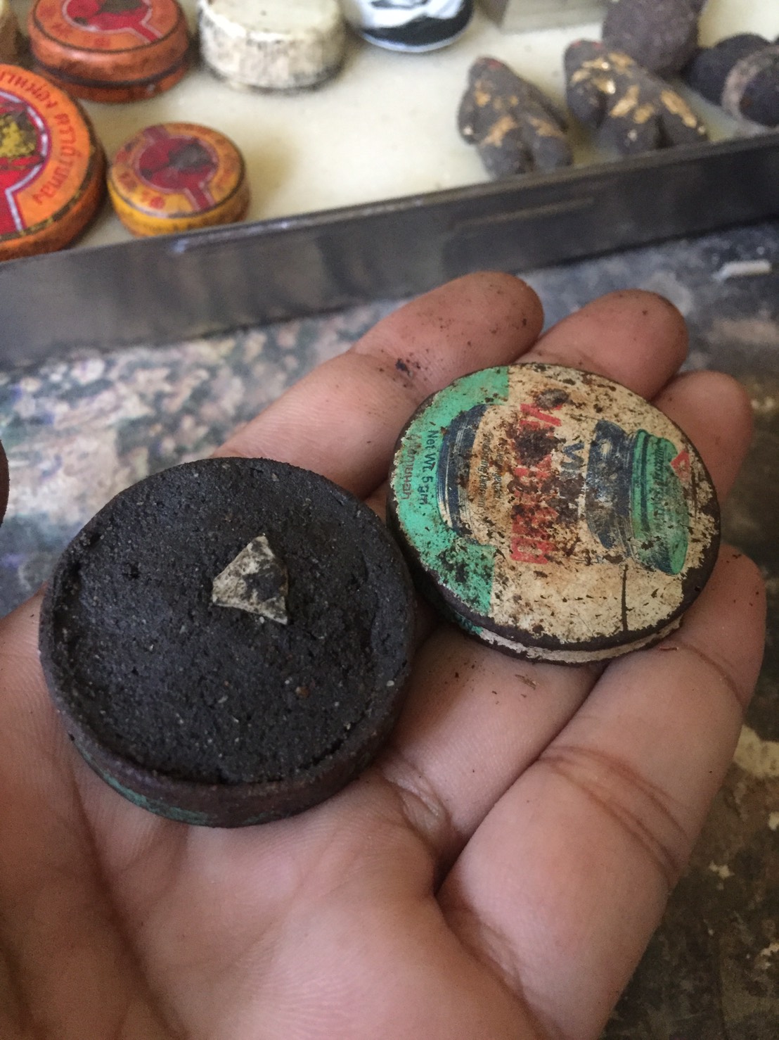 สีผึ้งพรายแม่น้ำฝน ฝังปั้นเหน่งแม่น้ำฝน อาจารย์เปล่งบุญยืน