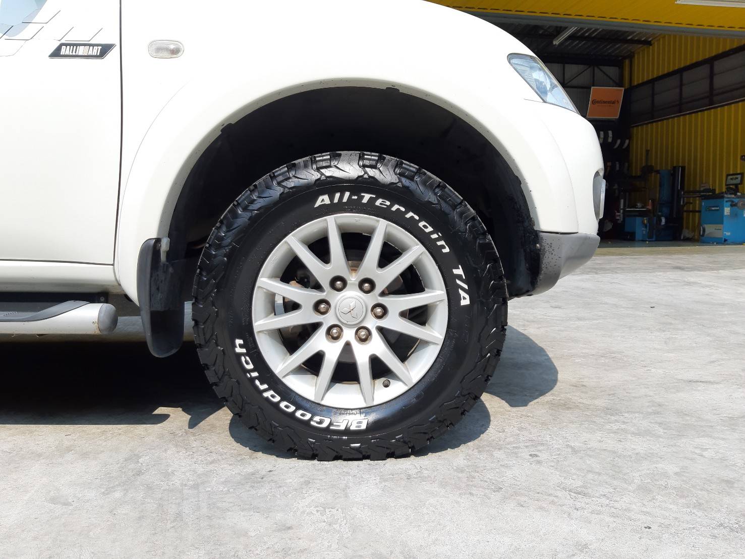 BFGoodrich All Terrain T/A KO2 265/65R17 ยางใหม่ปี21 ราคาพิเศษ