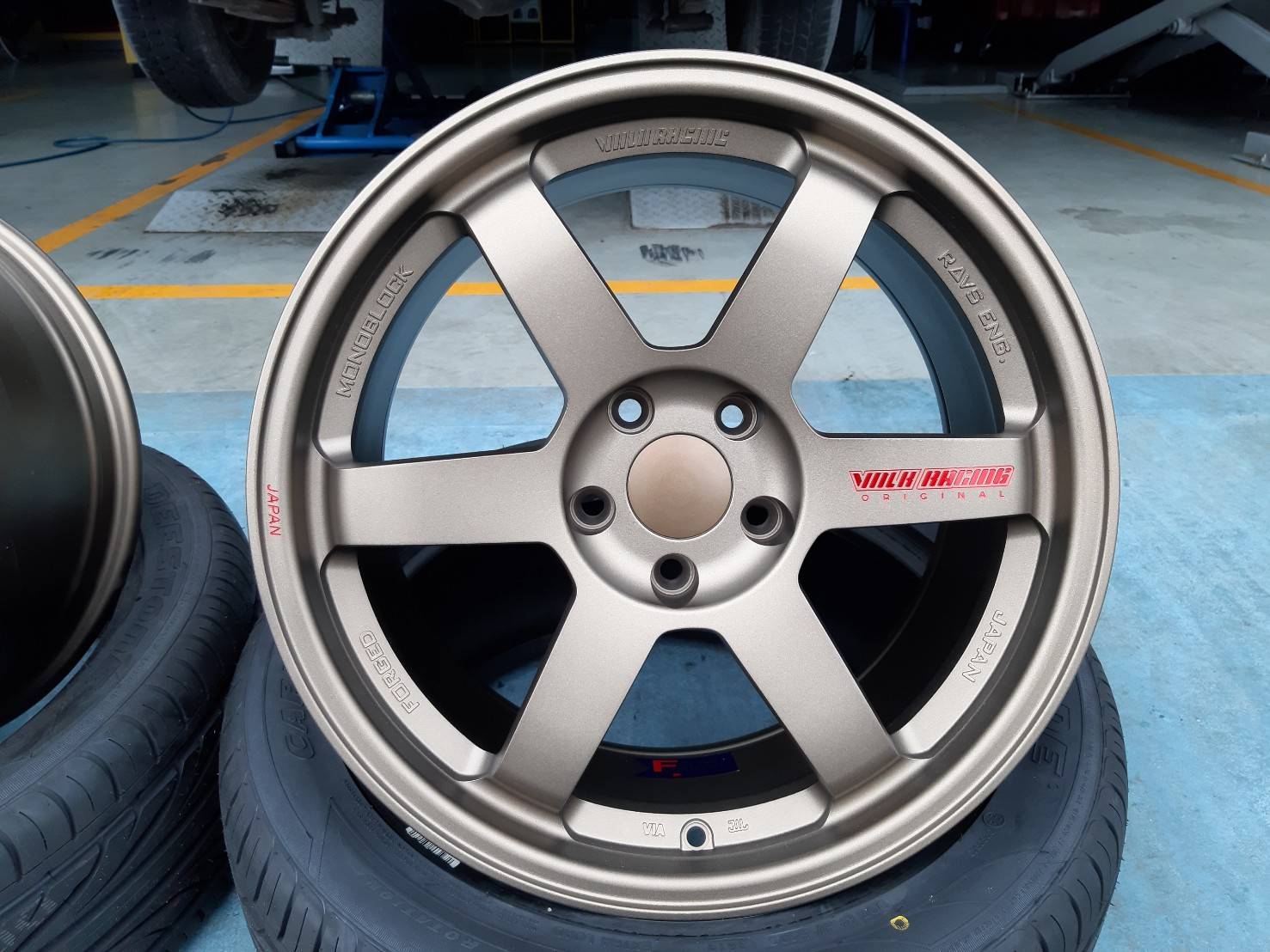 TE37 TMF-025 TK-37 FF ขอบ18 5x114.3 สีน้ำตาลหยอดแดง