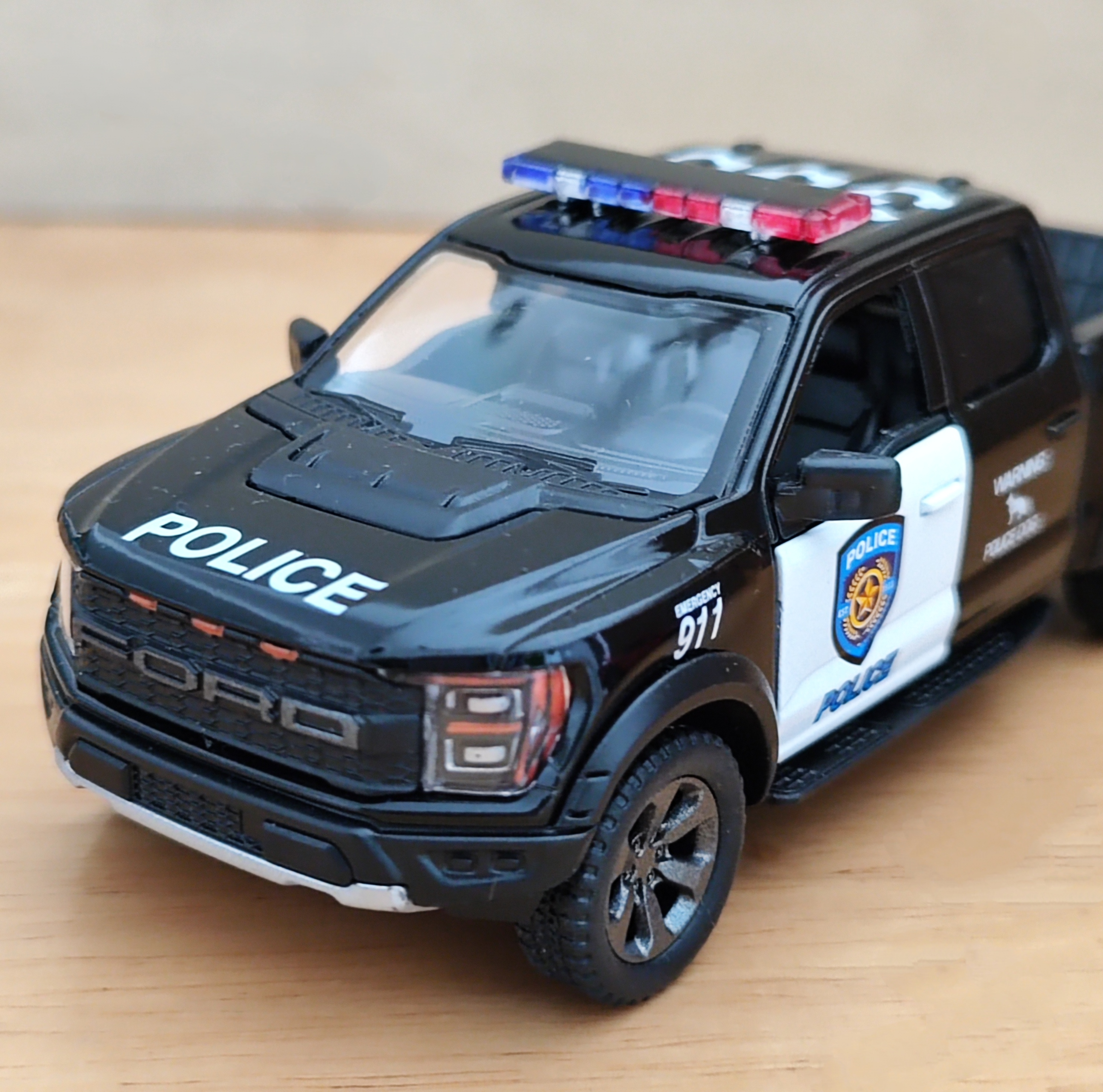 โมเดลรถเหล็ก รถตำรวจ (ปลีก-ส่ง)