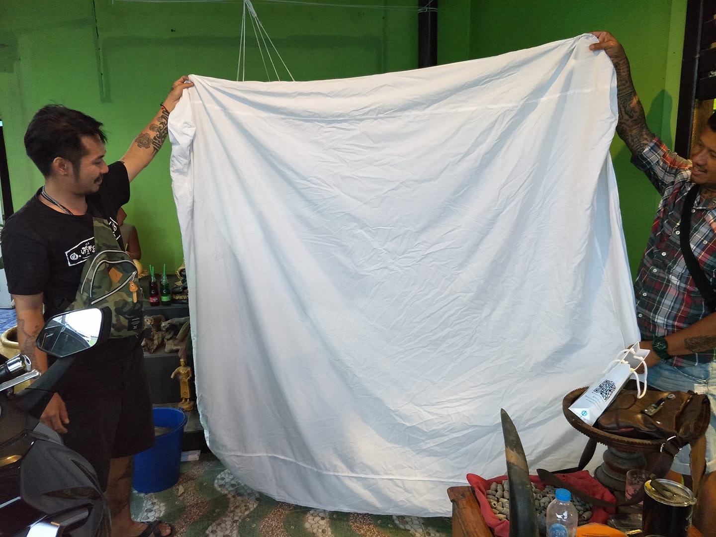 ผ้ายันต์ม้าเสพนาง จารบนผ้าปูเตียงโรงแรม