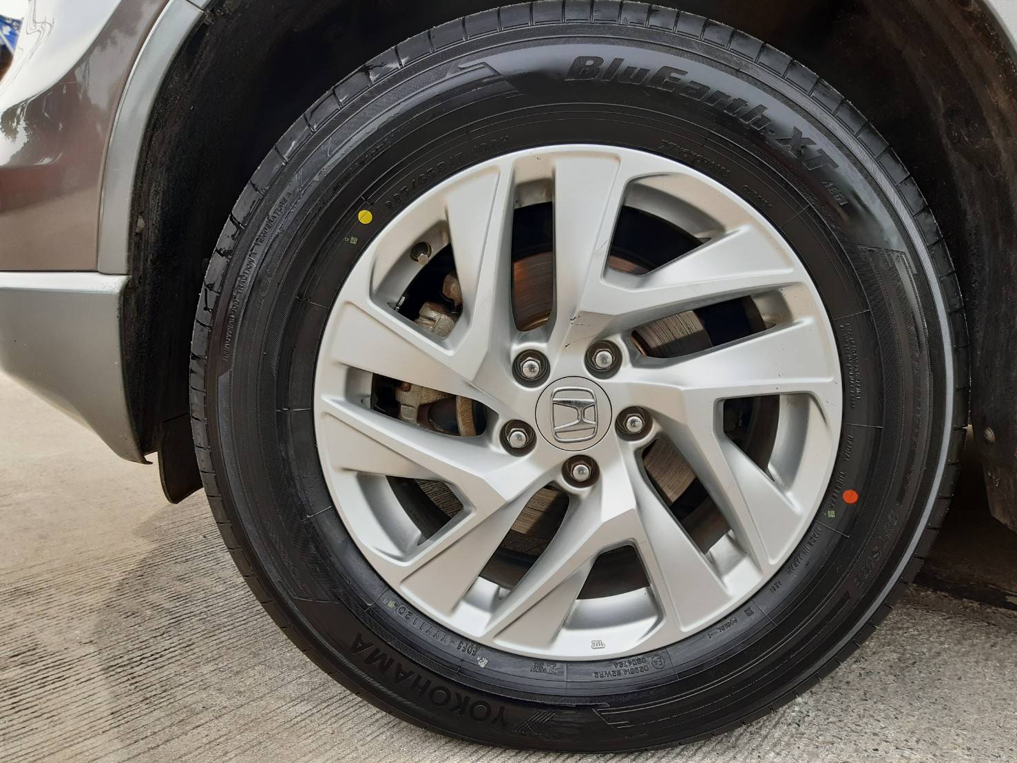 YOKOHAMA BluEarth-X AE61 225/65R17 ยางญี่ปุ่นปี20 ราคาพิเศษ