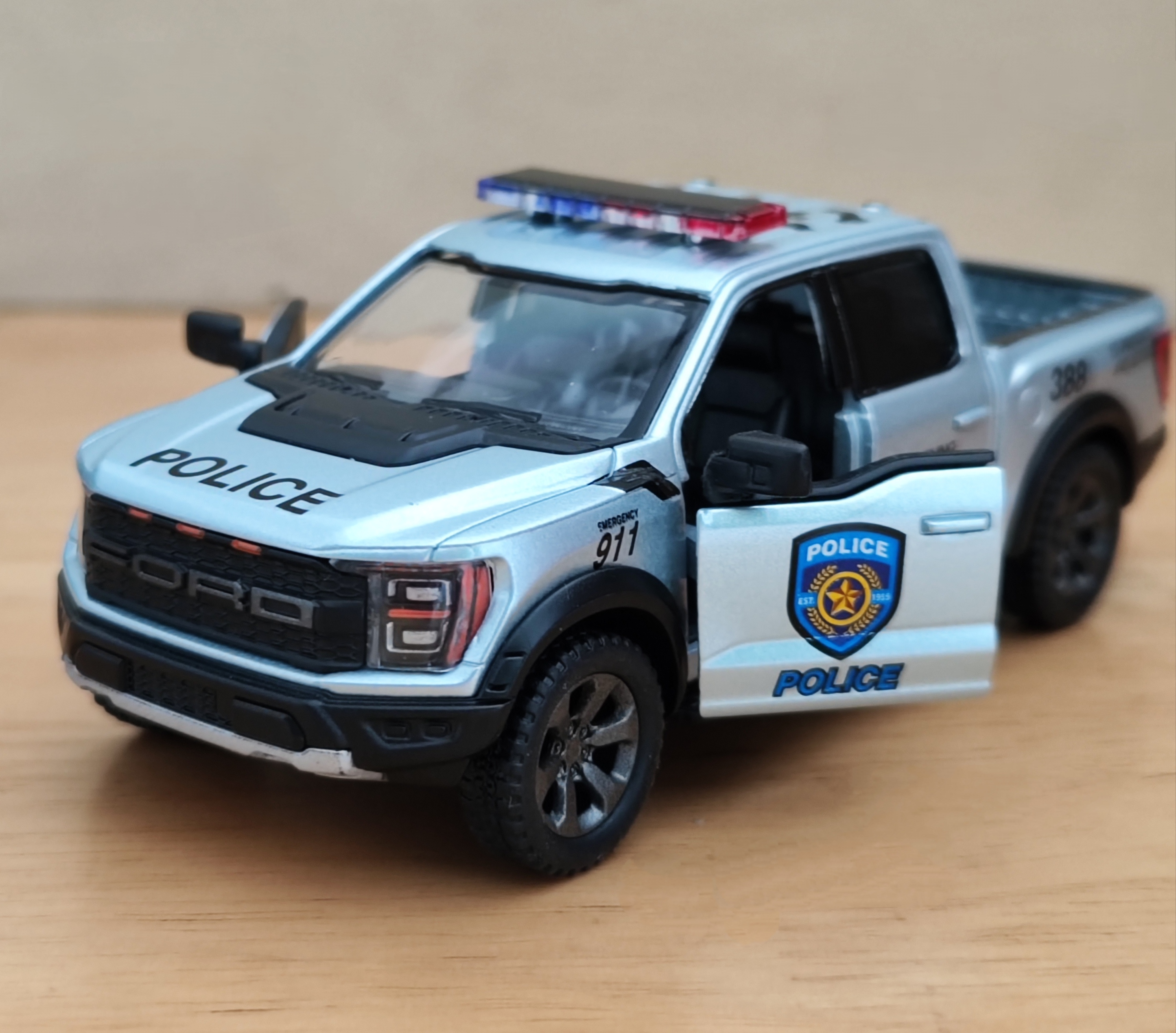 โมเดลรถเหล็ก รถตำรวจ (ปลีก-ส่ง)