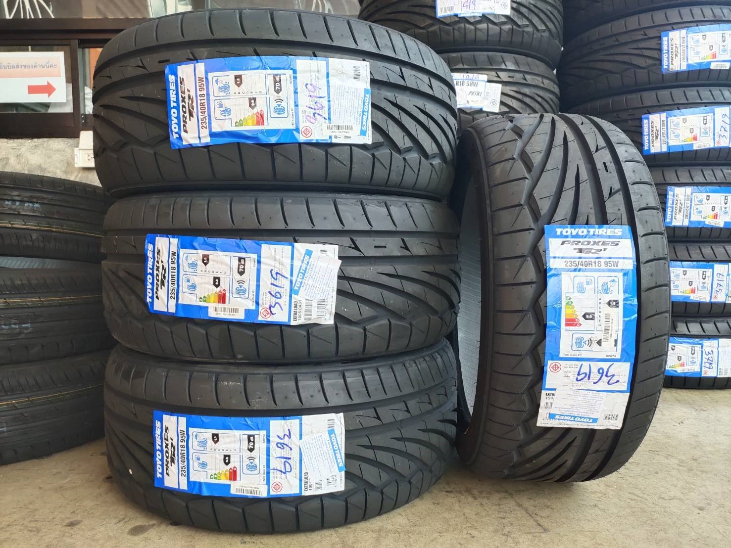 TOYO TR1 235/40R18 ยางสปอร์ต ปี19 ราคาพิเศษ