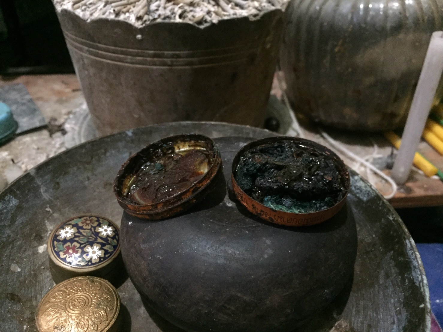 สีผึ้งพรายแม่น้ำฝน ด้านในมีกะโหลกหน้าผากพรายแม่น้ำฝน