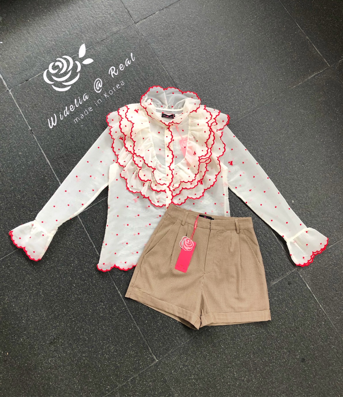 Landmee Set Top+pant เซ็ทเสื้อลูกไม้แขนยาวกับกางเกงขาสั้นเอวสูง