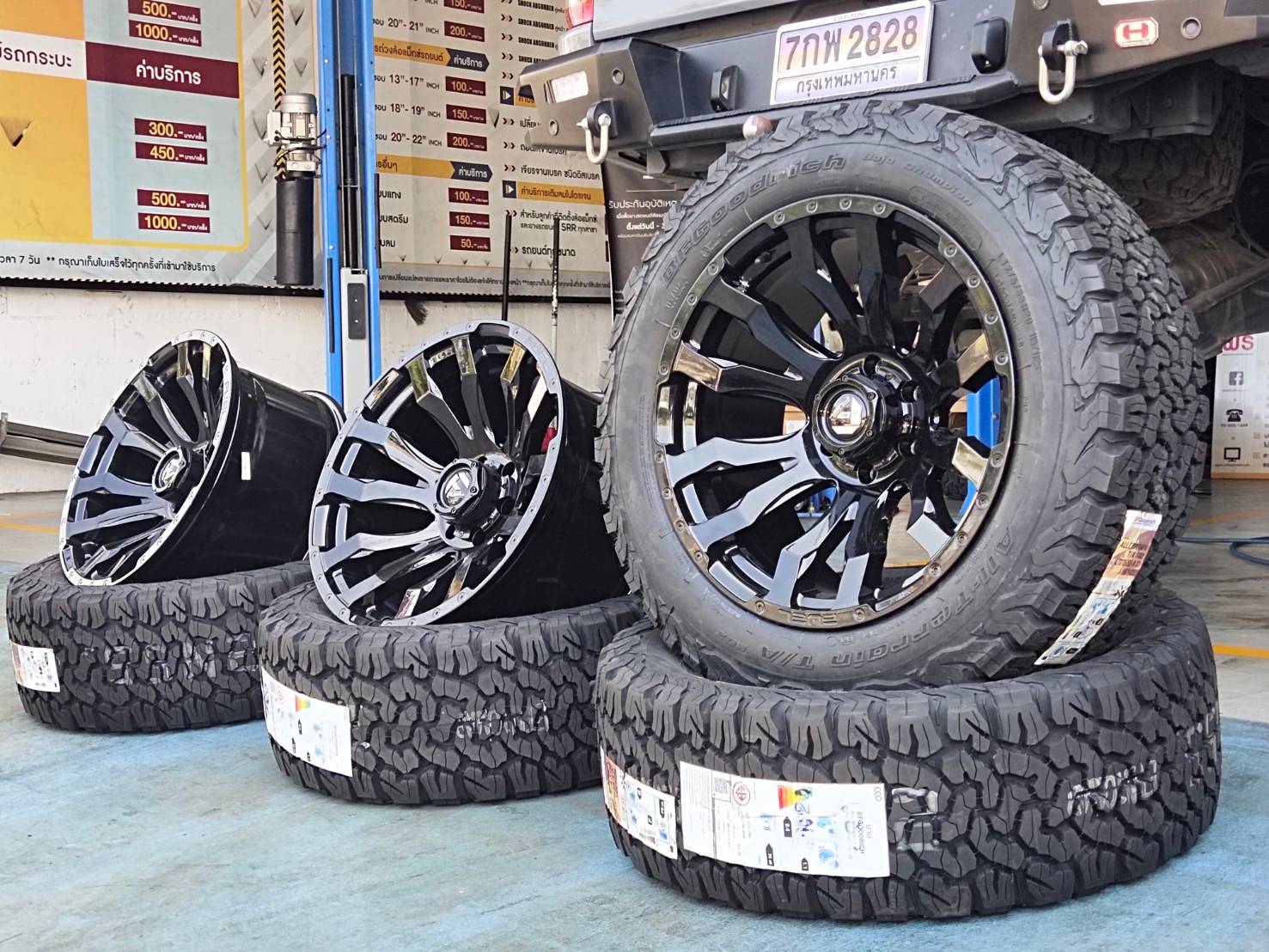 FUEL BLITZ D675 ขอบ20x10 ET-18 6x139.7 GLOSS BLACK