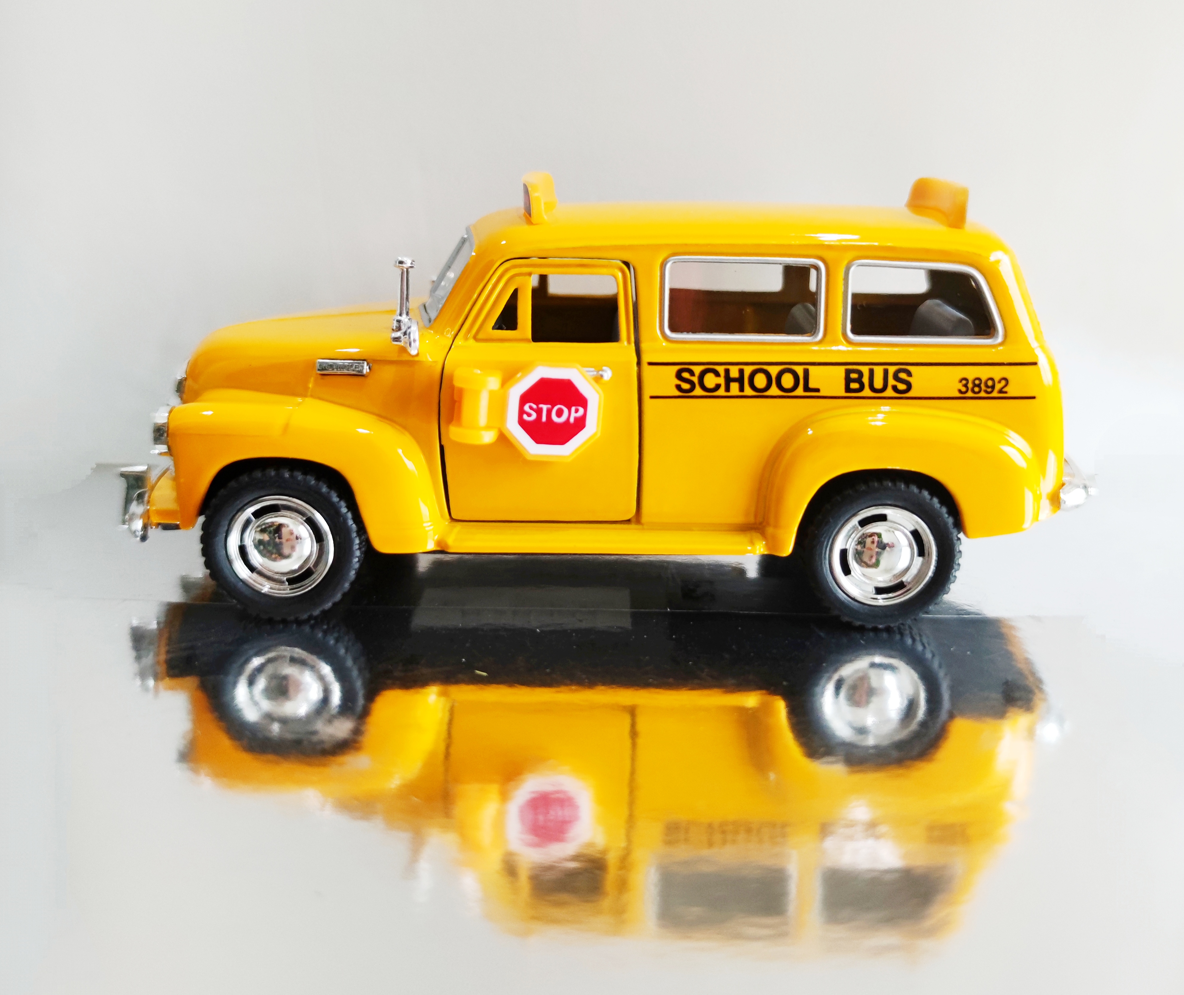 โมเดลรถเหล็ก รถโรงเรียน Chevrolet suburban school bus (ปลีก-ส่ง)