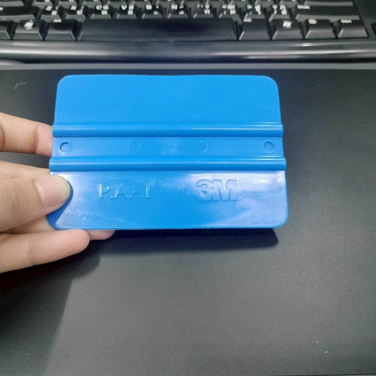 ที่รีดสติ๊กเกอร์ 3M ของแท้ รีดฟิมล์ แผ่นรีดสติ๊กเกอร์ รีดสติ๊กเกอร์ให้เรียบ ยางรีดสติ๊กเกอร์ รีดฟอง ตัวรีดสติ๊กเกอร์ 3M™ Hand Applicator PA1-B (Blue)