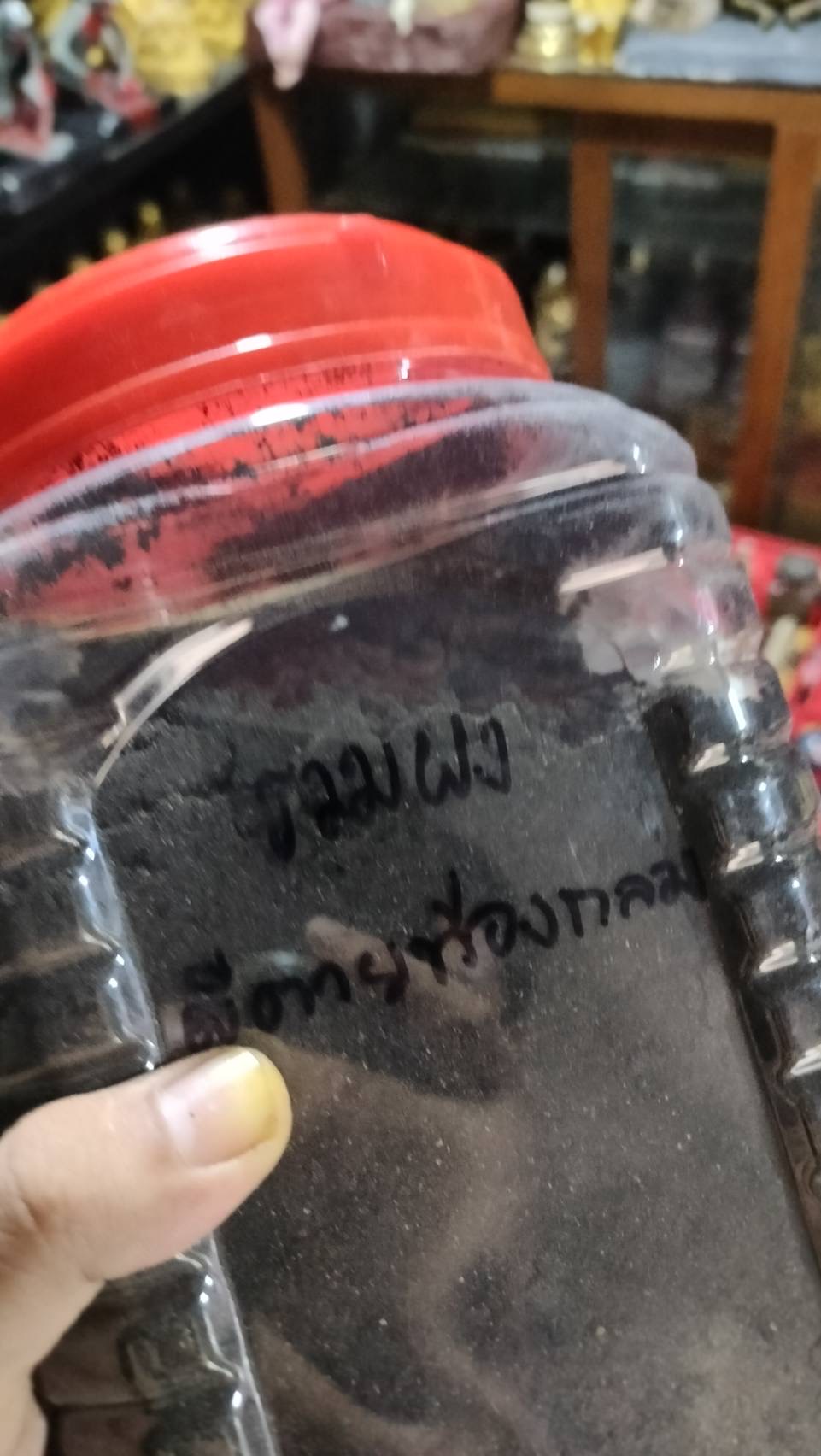 ผงเถ้ากระดูกผีตายทั้งกลมที่ได้รวบรวมเอาไว้ไม่ต่ำกว่าร้อยศพ