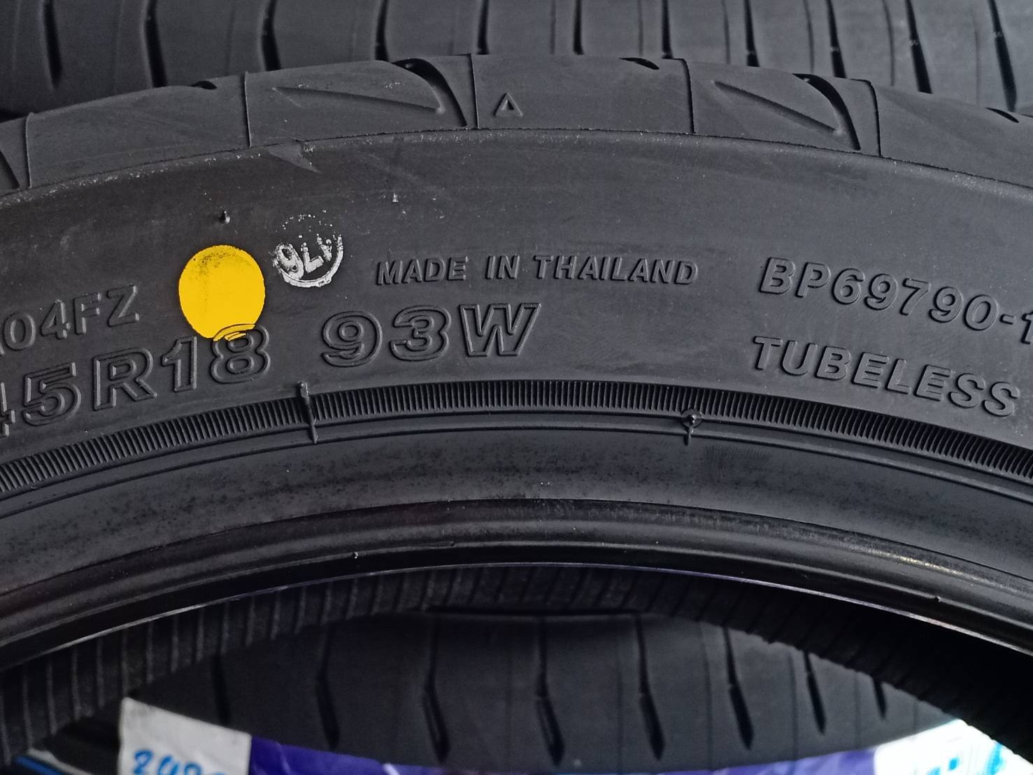BRIDGESTONE POTENZA ADRENALIN RE004 215/45R18 ยางปี20 ราคาพิเศษ