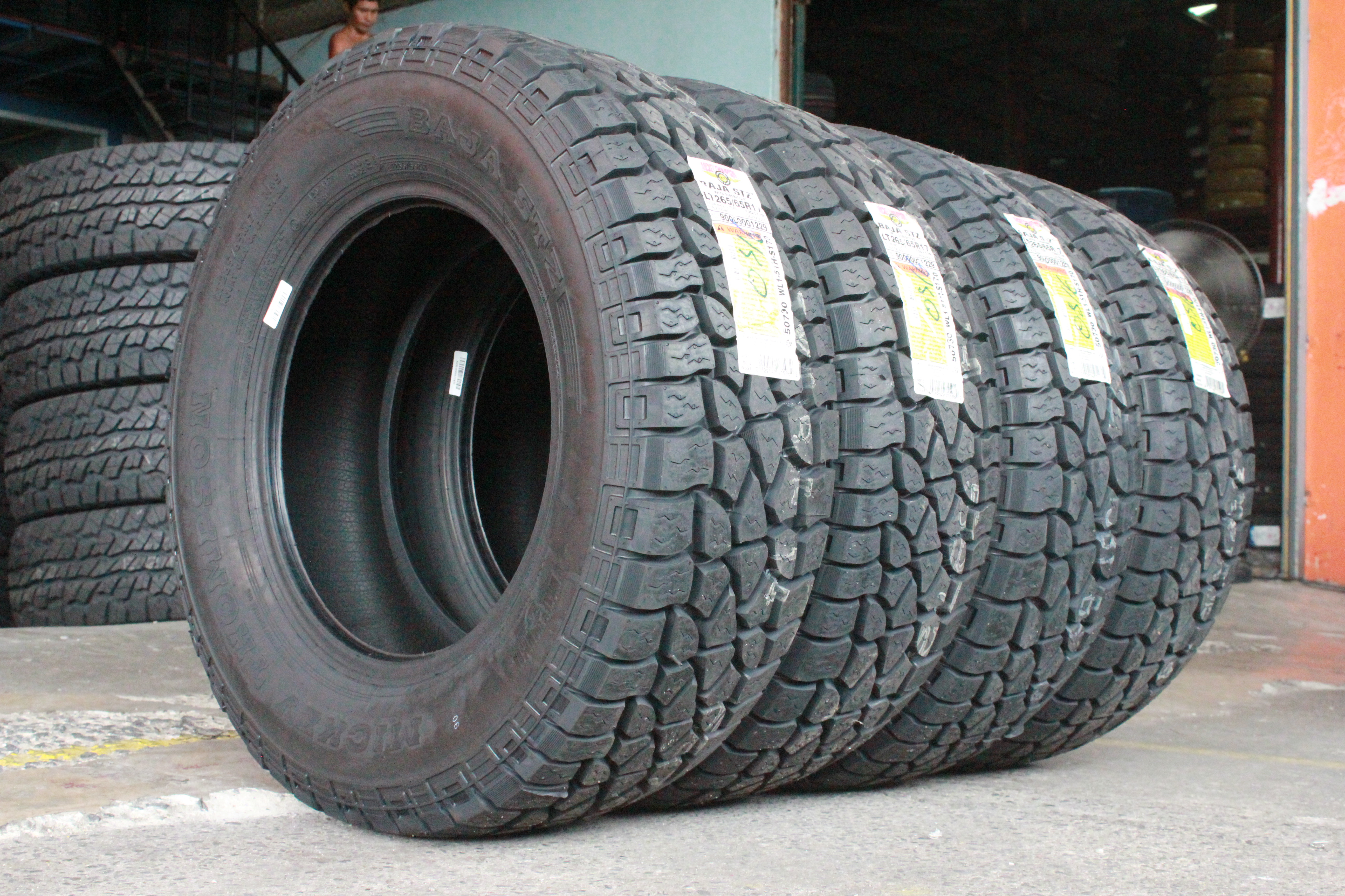 MICKEY THOMPSON STZ 265/70R16