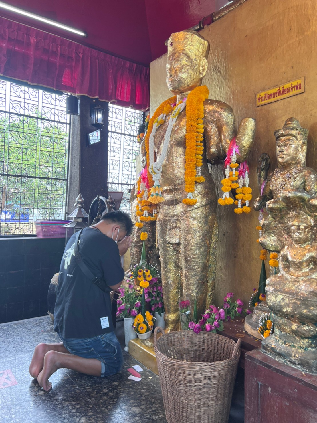 26/03/65 ไหว้ศาลเจ้าพ่อพระกาฬ