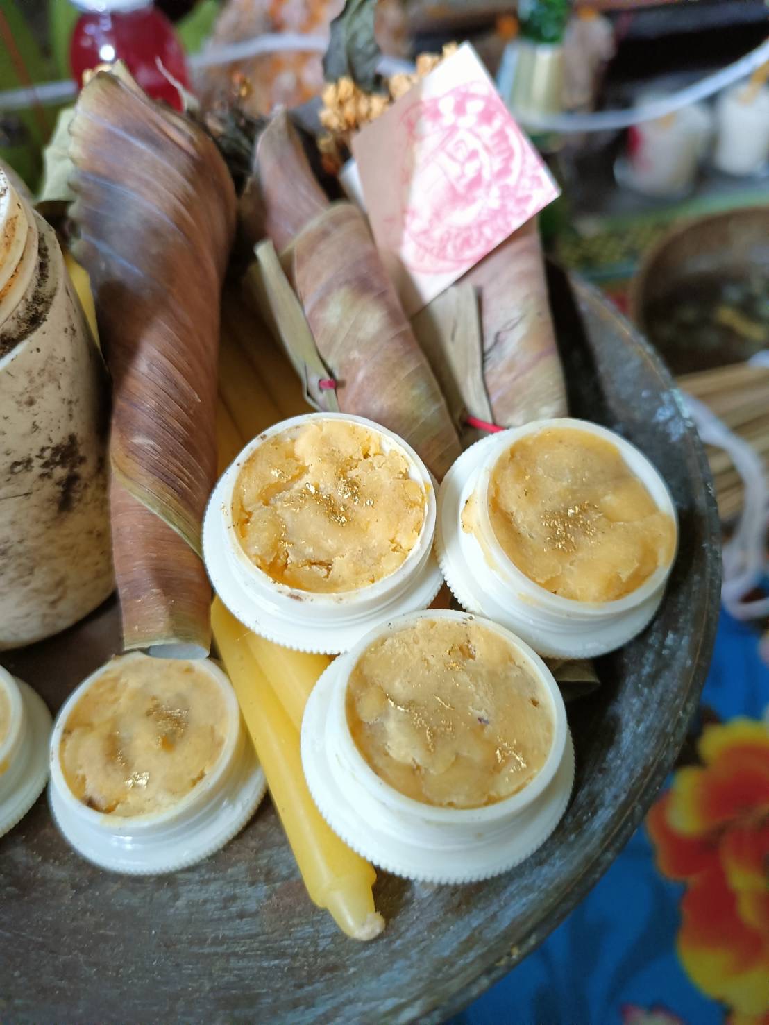 ⭕️ สีผึ้งมหาเสน่ห์ผสมน้ำมันพรายยุคต้น พบในย่าม หลวงปู่ชื่น วัดตาอี