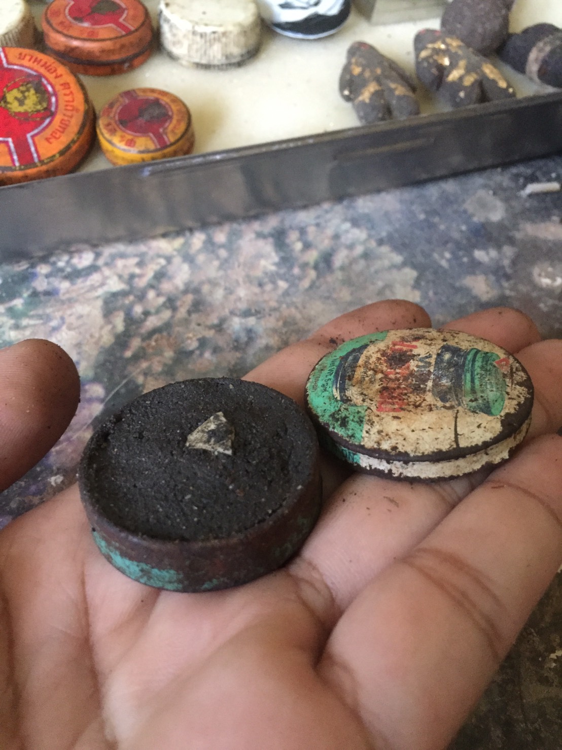 สีผึ้งพรายแม่น้ำฝน ฝังปั้นเหน่งแม่น้ำฝน อาจารย์เปล่งบุญยืน