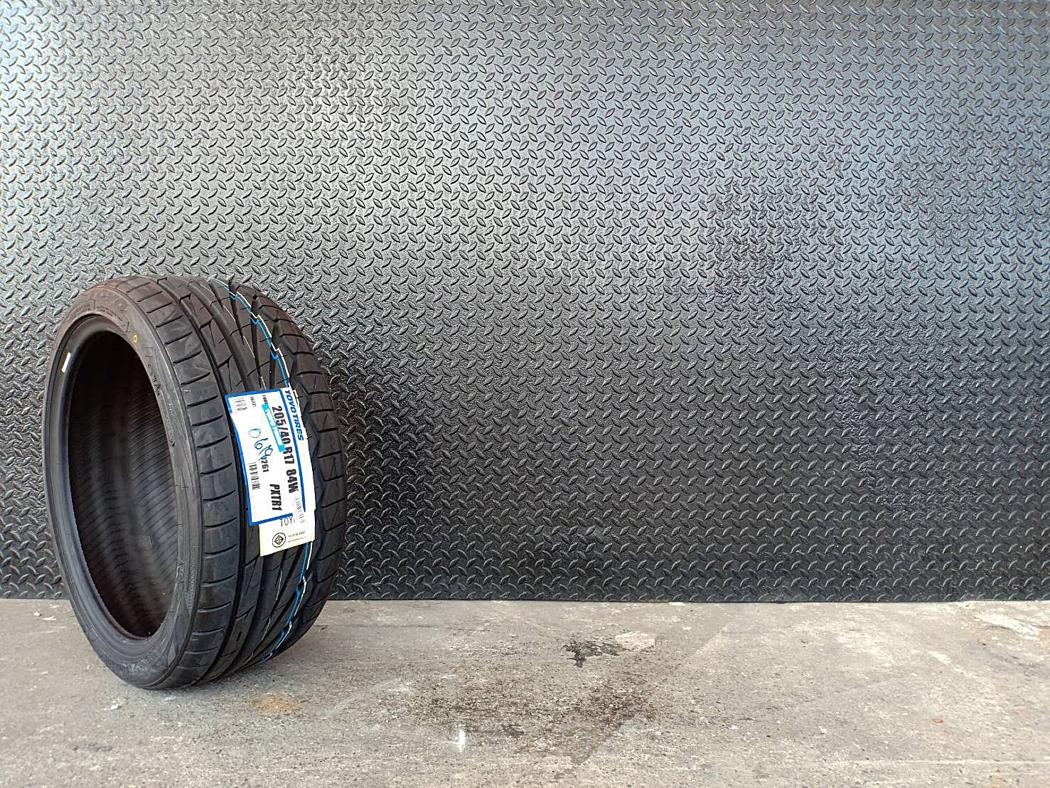 TOYO TR1 205/40R17 ยางญี่ปุ่น ปี19 เส้นละ 4,100 บาท