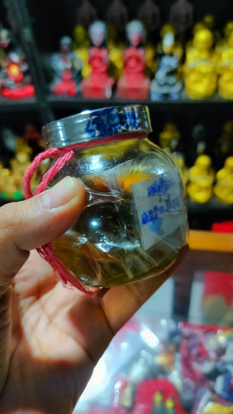 น้ำมันพรายสดๆรองจากตะแกรงโรงผี แม่พรายปุ้ย อายุ 22 ปี ผีตายท้องกลมผูกคอตาย