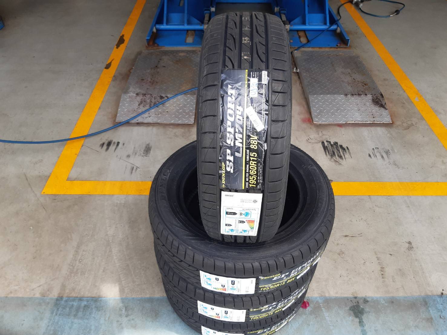 DUNLOP LM704 195/60R15 ยางไทยปี20 ราคาพิเศษ